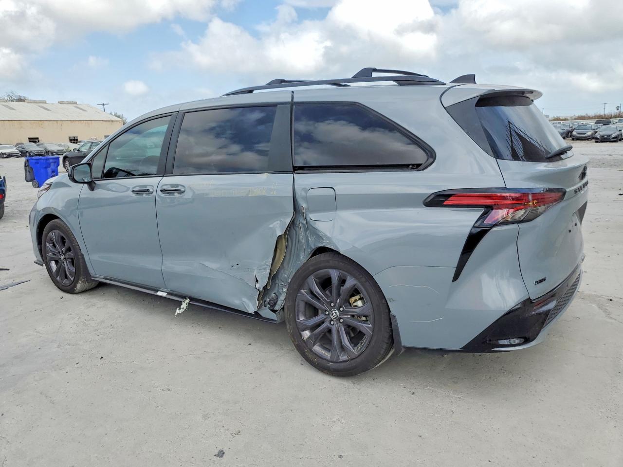 2025 TOYOTA SIENNA XSE 7-PASSENGER photo 3