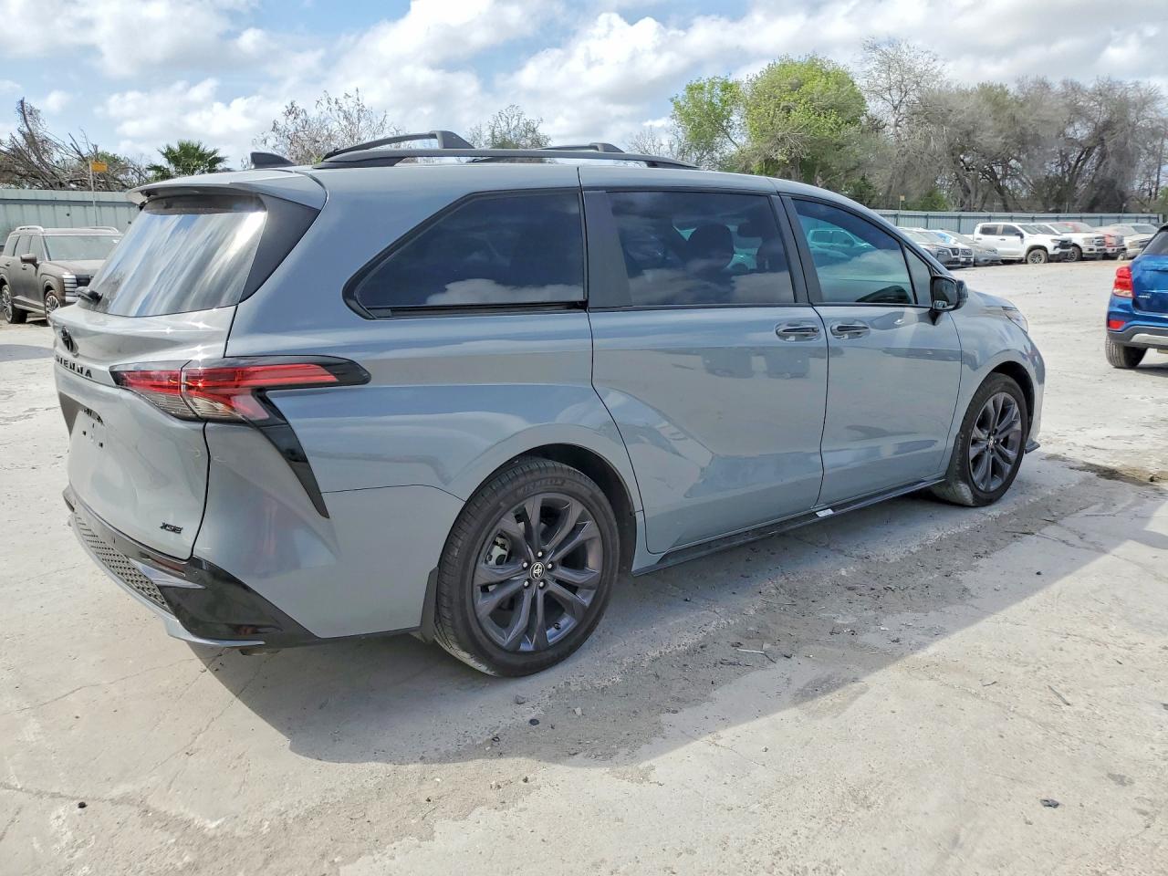 2025 TOYOTA SIENNA XSE 7-PASSENGER photo 5