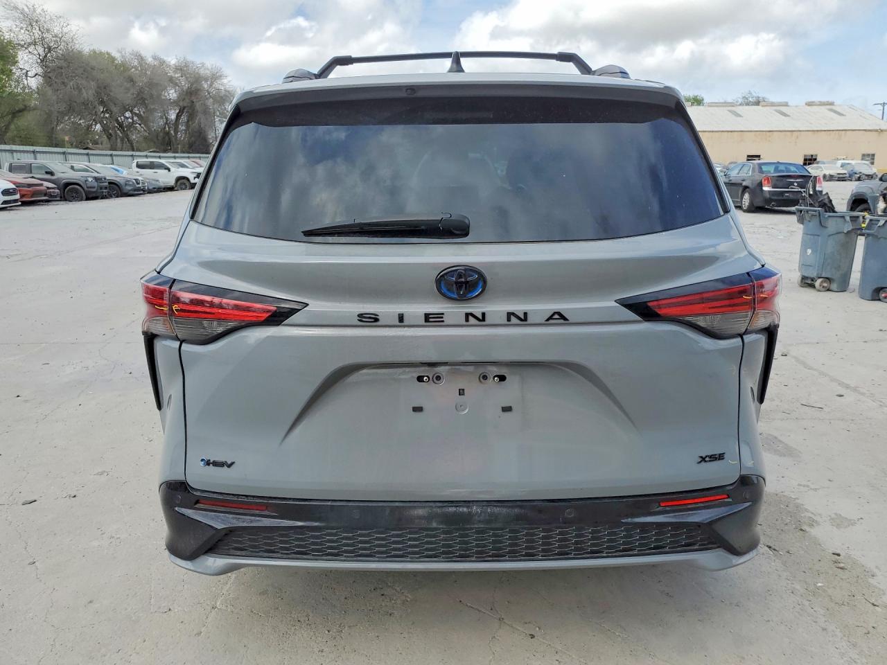 2025 TOYOTA SIENNA XSE 7-PASSENGER photo 11