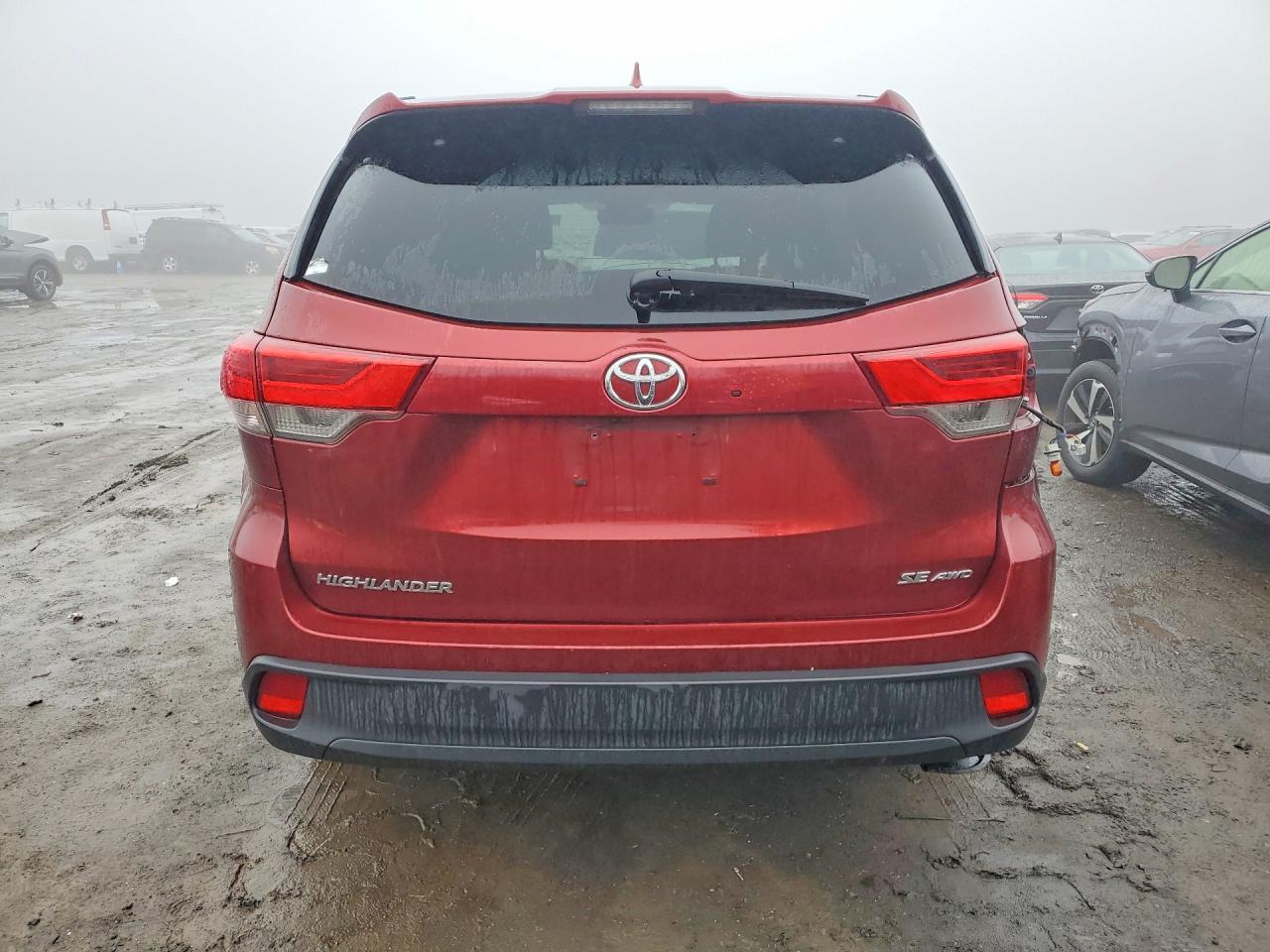 2017 TOYOTA HIGHLANDER SE photo 16