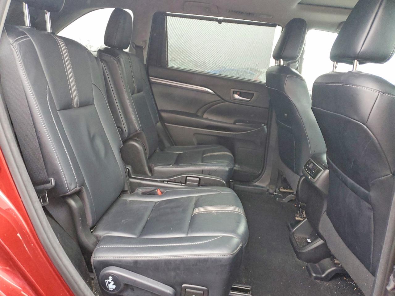 2017 TOYOTA HIGHLANDER SE photo 31