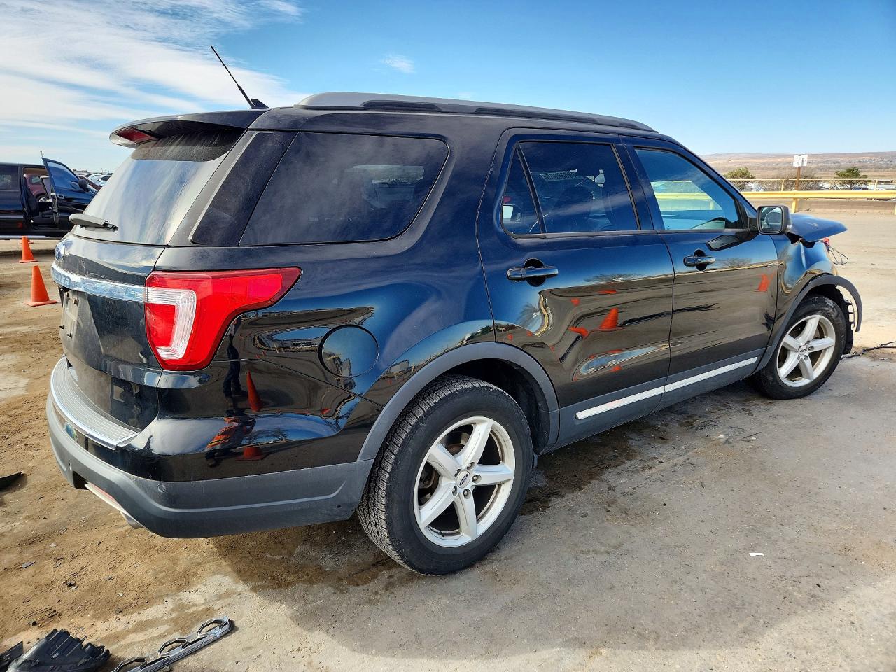 2018 FORD EXPLORER XLT photo 3