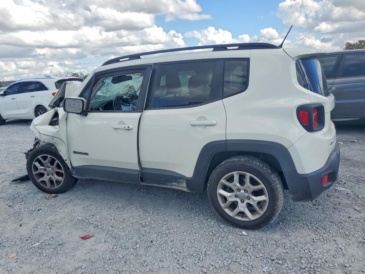 2017 JEEP RENEGADE photo 3