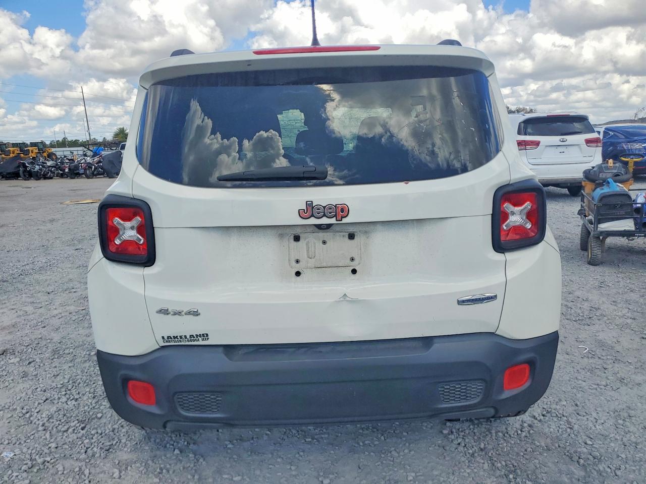 2017 JEEP RENEGADE photo 11