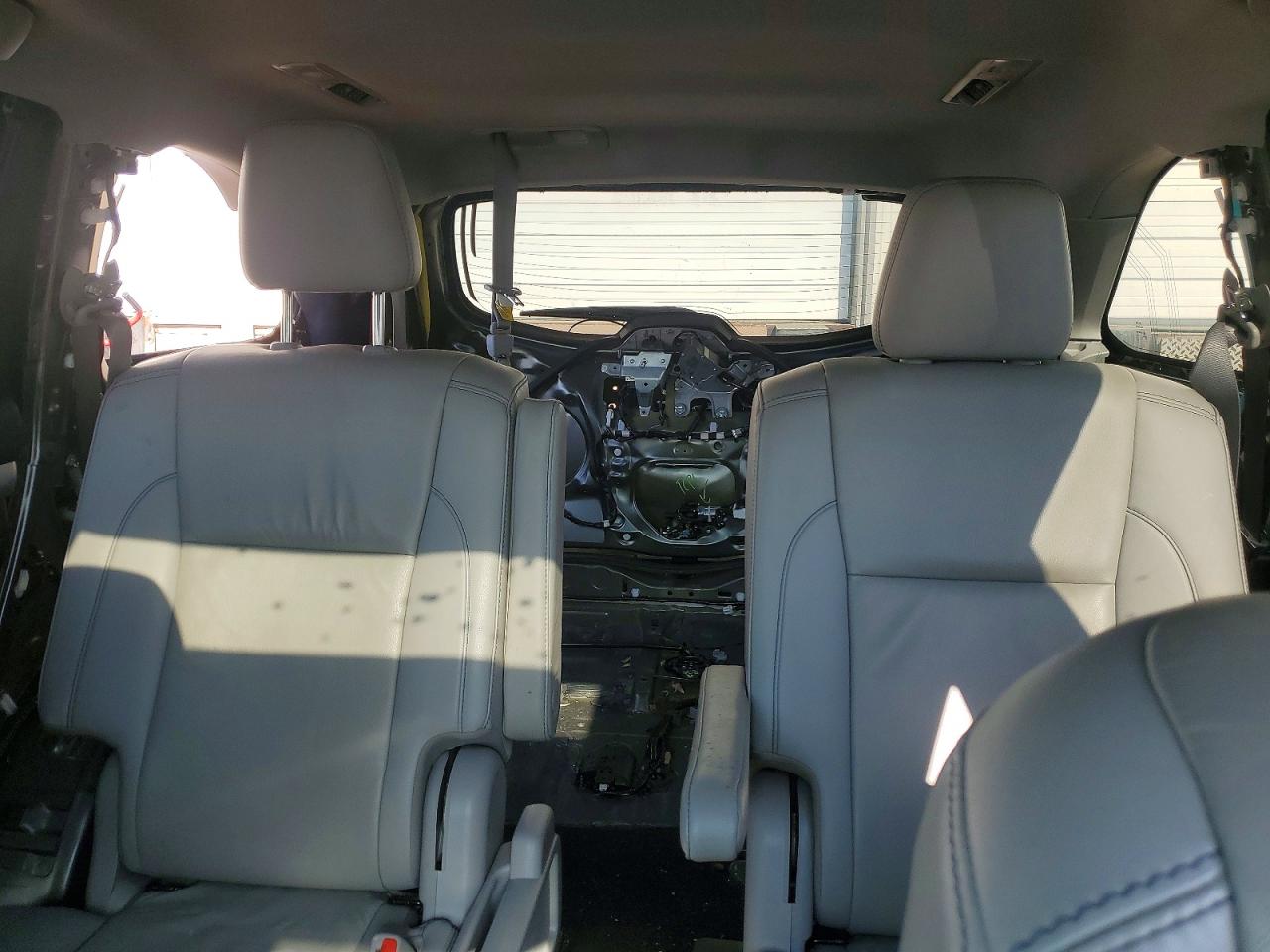 2019 TOYOTA HIGHLANDER XLE photo 19