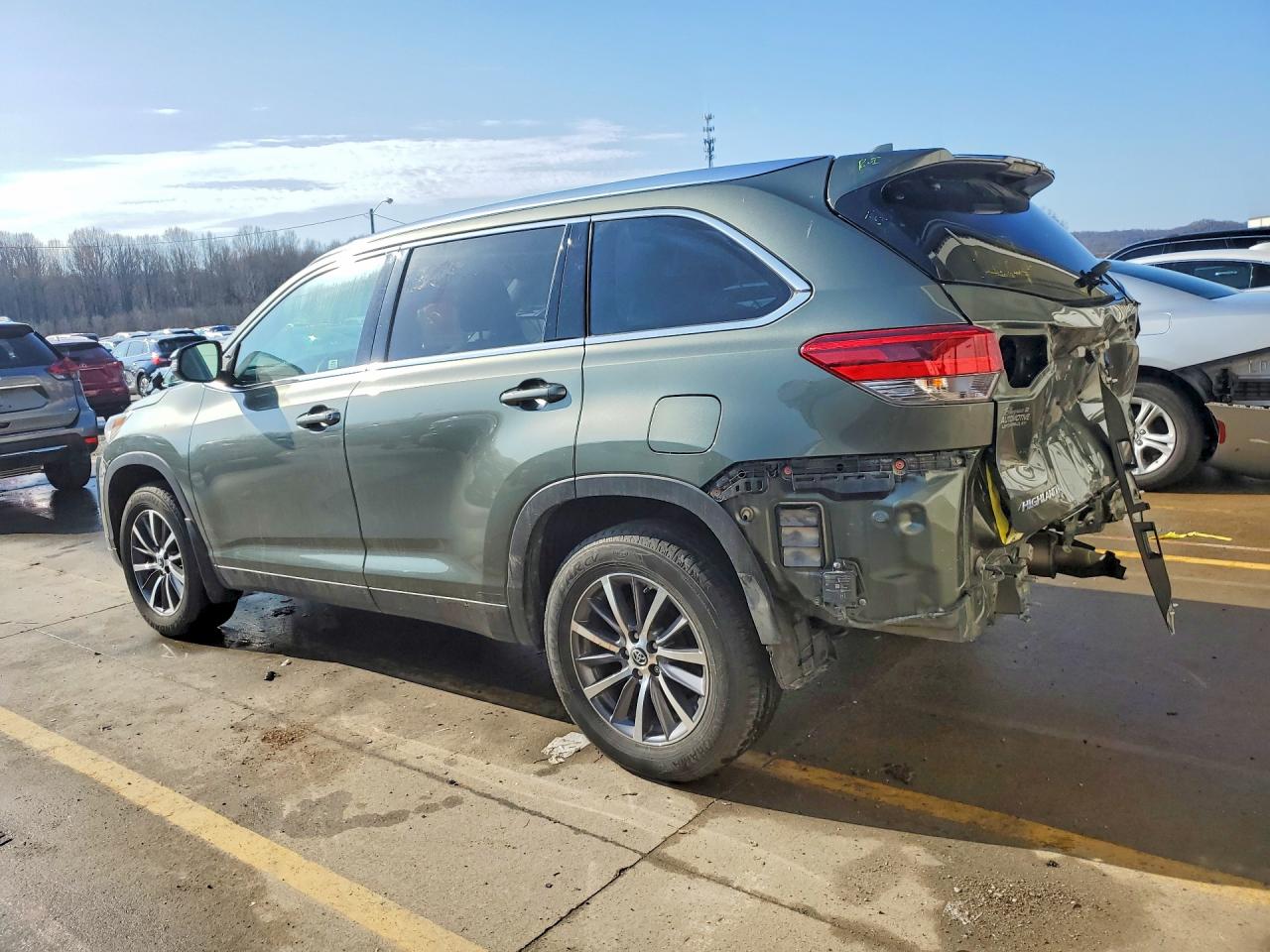 2019 TOYOTA HIGHLANDER XLE photo 3