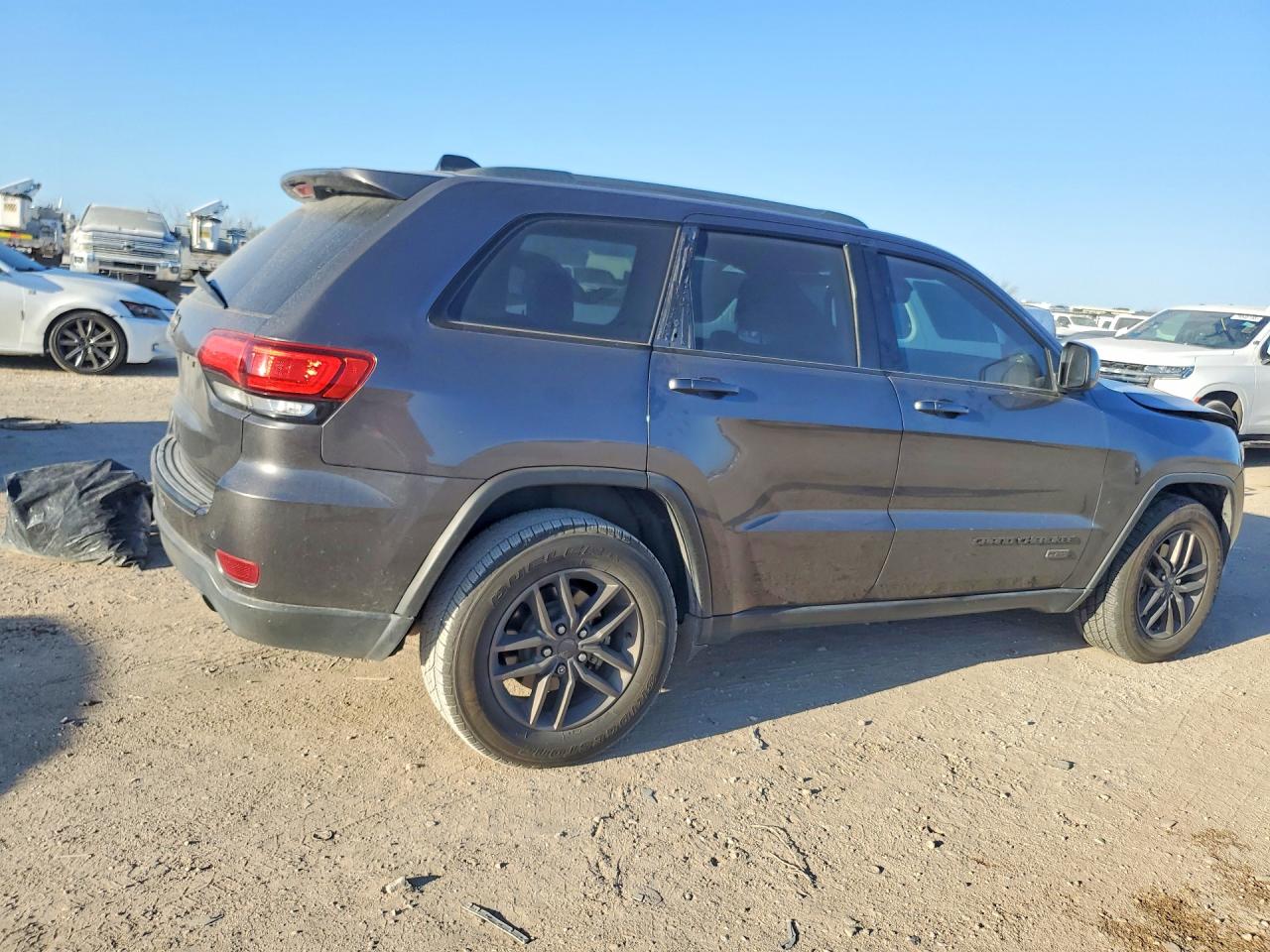 2016 JEEP GRAND CHEROKEE LAREDO photo 3