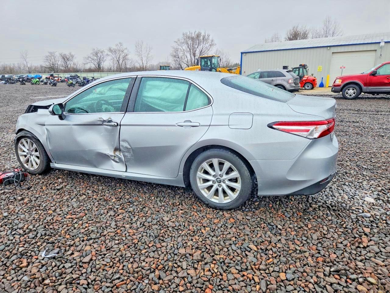 2018 TOYOTA CAMRY LE photo 2