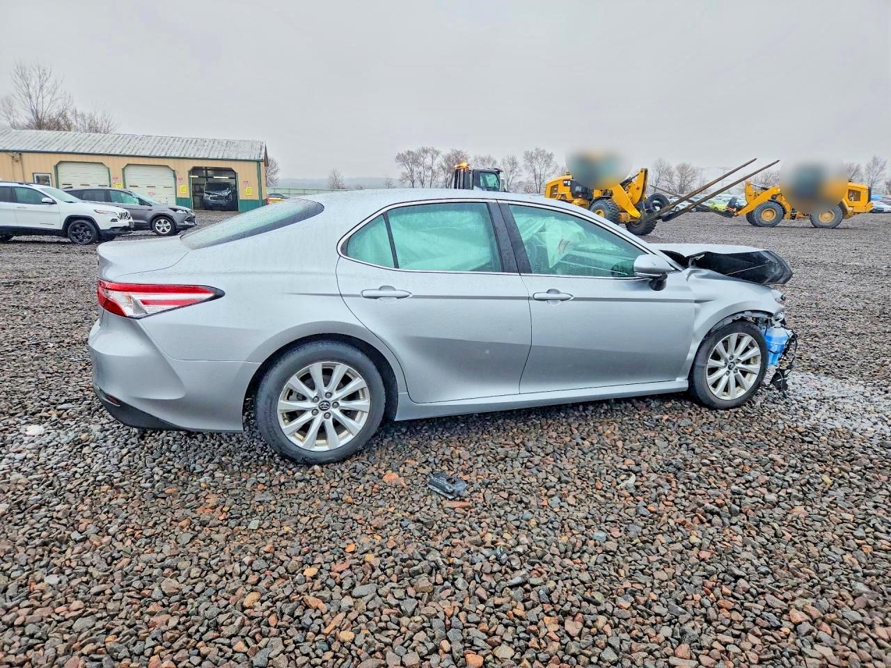 2018 TOYOTA CAMRY LE photo 3