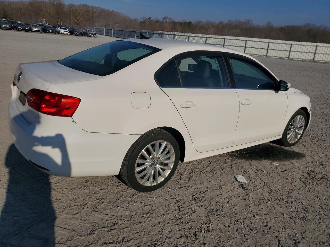 2011 VOLKSWAGEN JETTA SEL photo 3