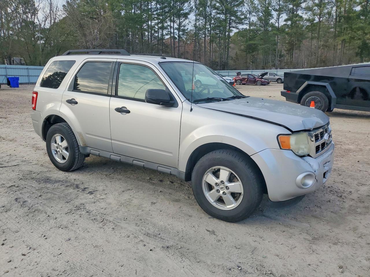 2010 FORD ESCAPE XLT photo 4