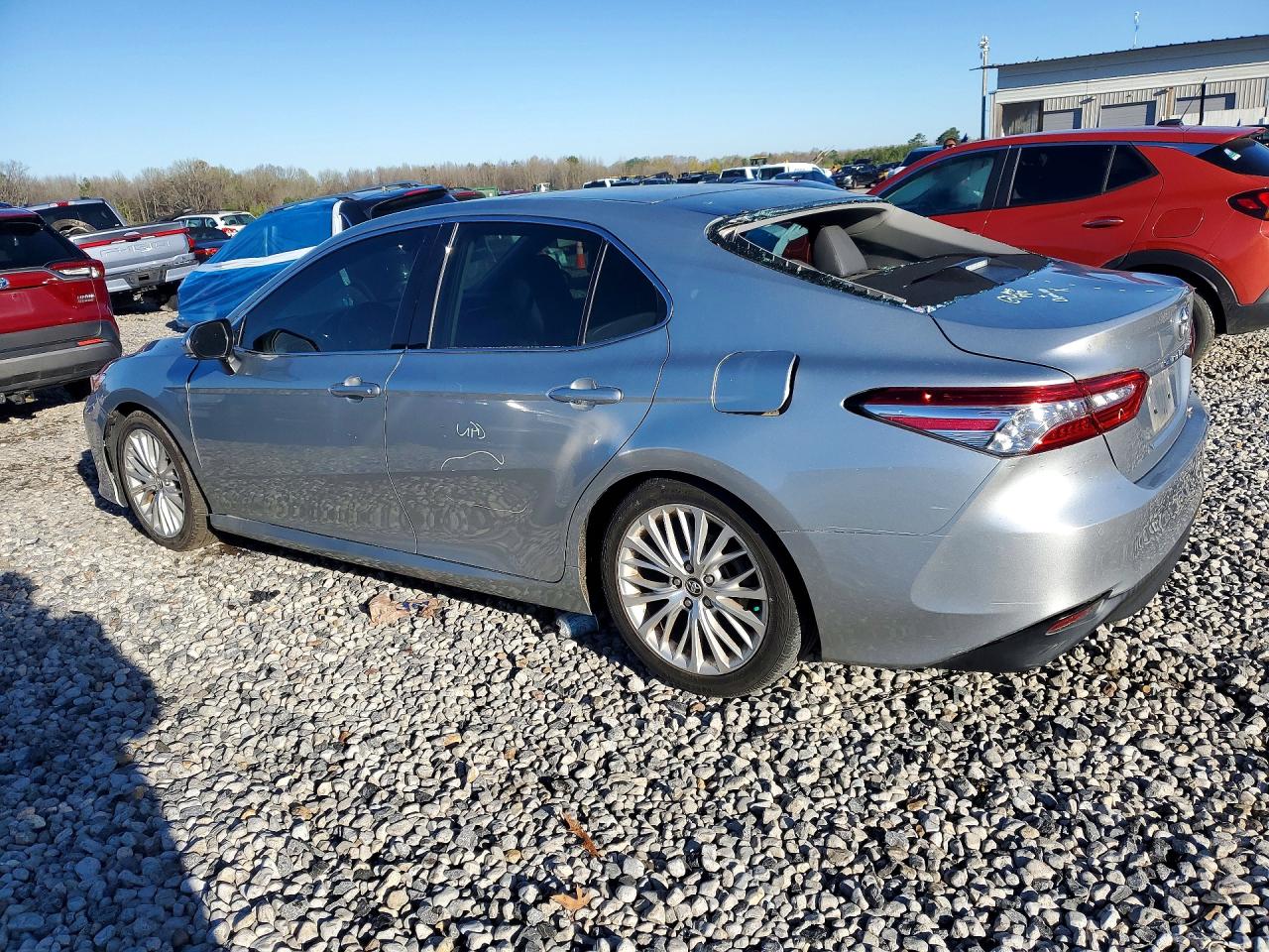 2018 TOYOTA CAMRY XLE photo 2