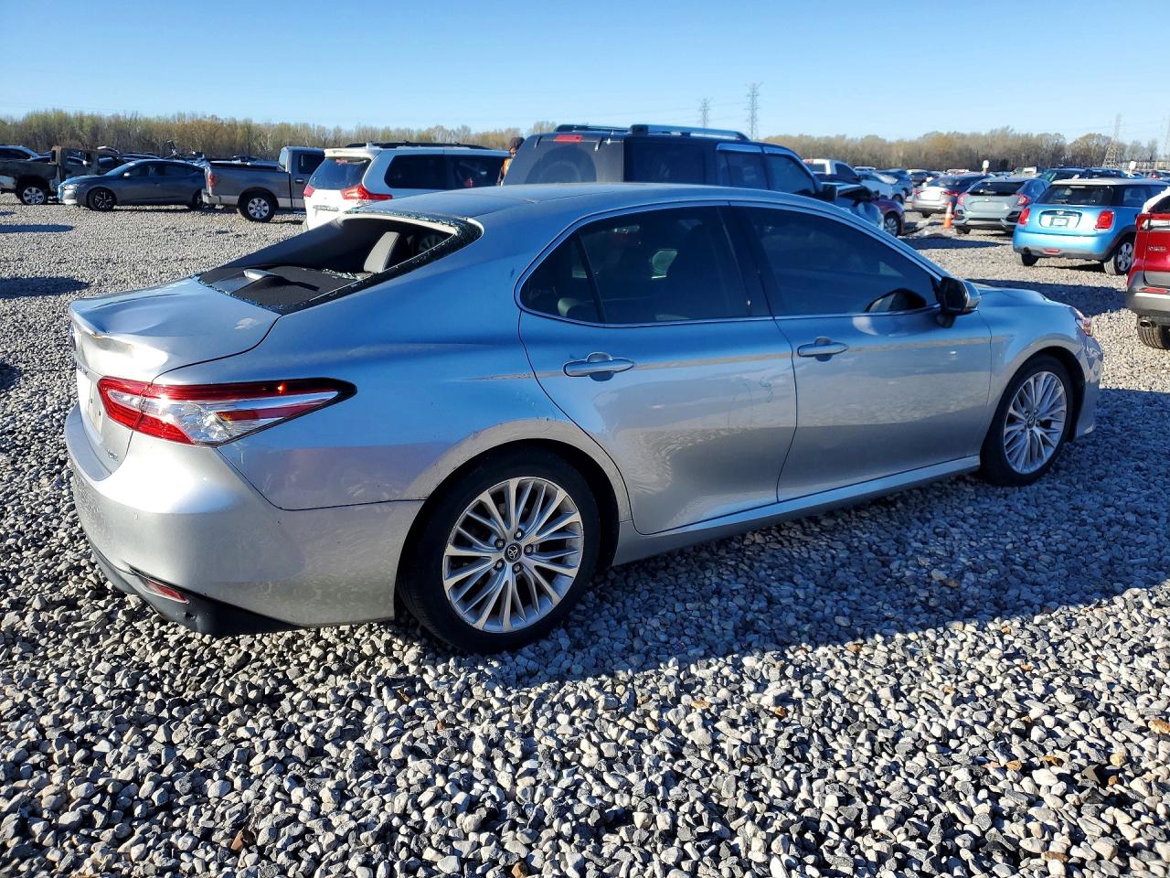 2018 TOYOTA CAMRY XLE photo 3