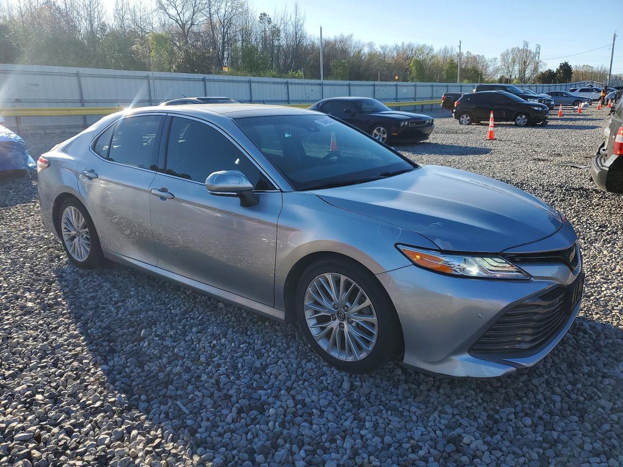 2018 TOYOTA CAMRY XLE photo 4