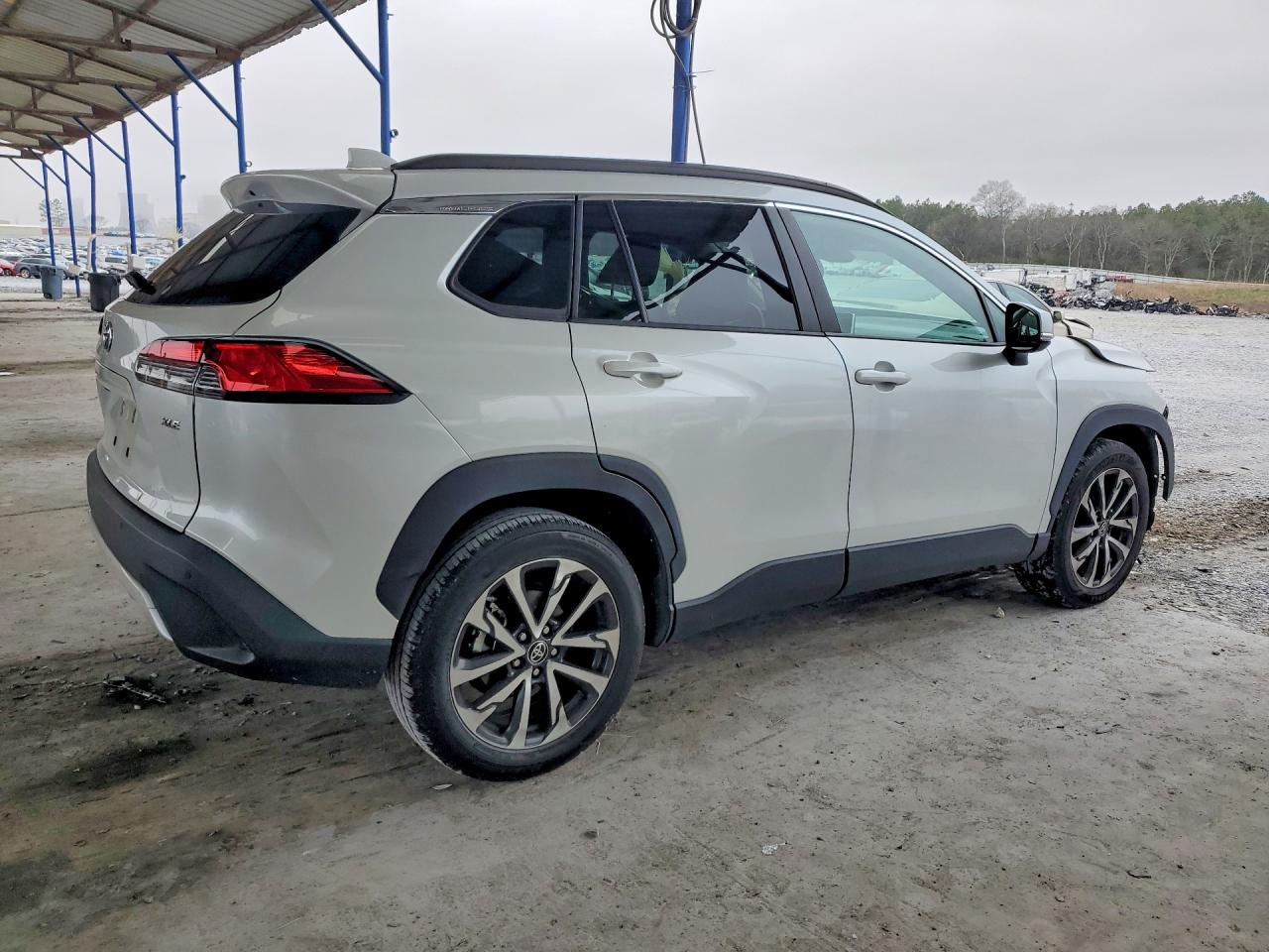 2022 TOYOTA COROLLA CROSS XLE photo 3