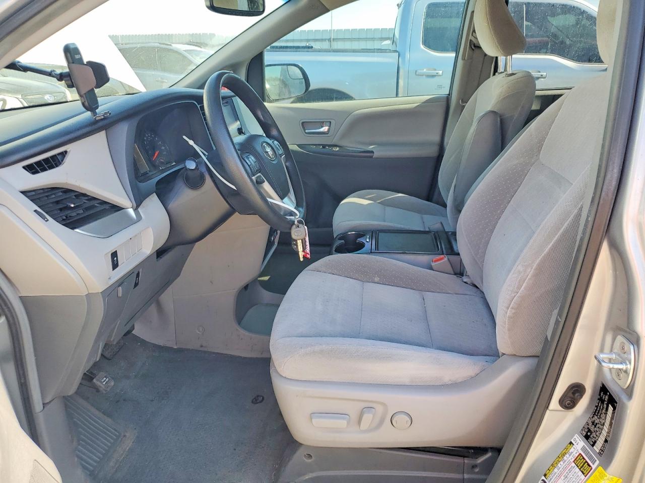 2017 TOYOTA SIENNA LE 8-PASSENGER photo 7