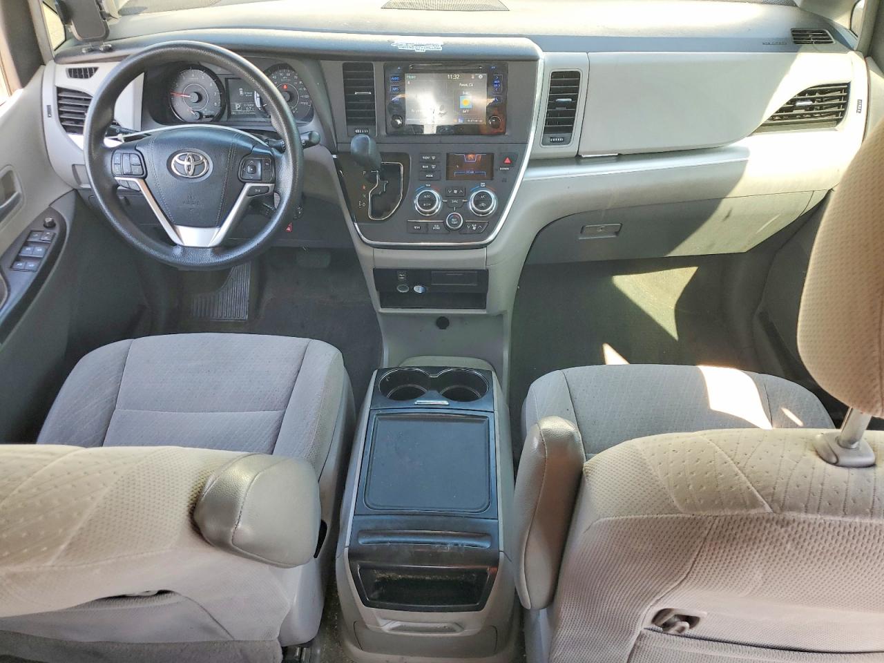 2017 TOYOTA SIENNA LE 8-PASSENGER photo 8