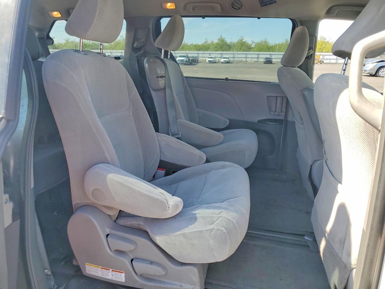 2017 TOYOTA SIENNA LE 8-PASSENGER photo 11