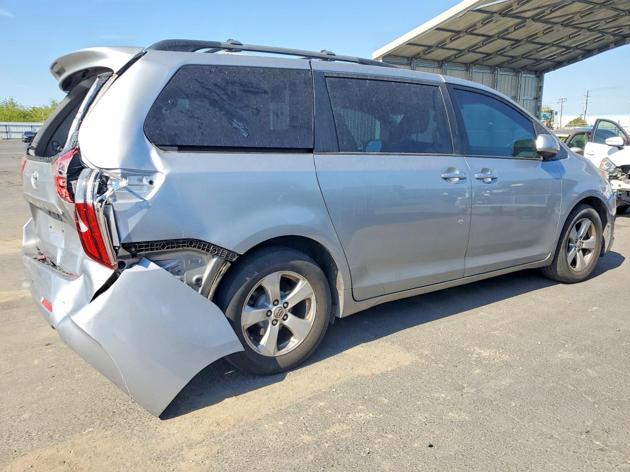 2017 TOYOTA SIENNA LE 8-PASSENGER photo 3