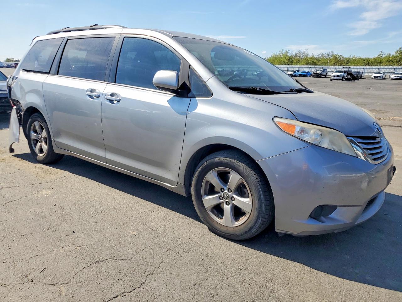 2017 TOYOTA SIENNA LE 8-PASSENGER photo 4