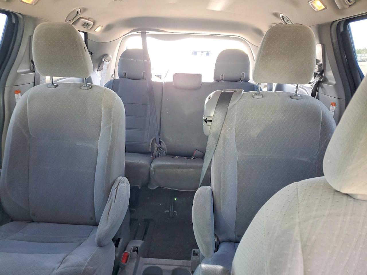 2017 TOYOTA SIENNA LE 8-PASSENGER photo 10