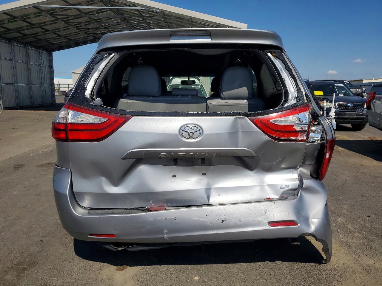 2017 TOYOTA SIENNA LE 8-PASSENGER photo 6