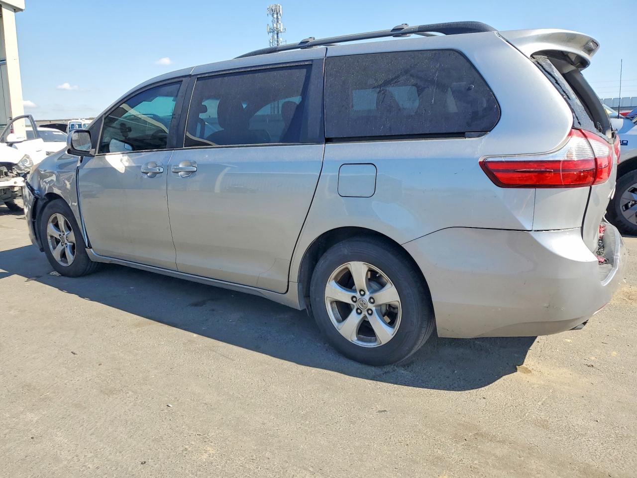 2017 TOYOTA SIENNA LE 8-PASSENGER photo 2