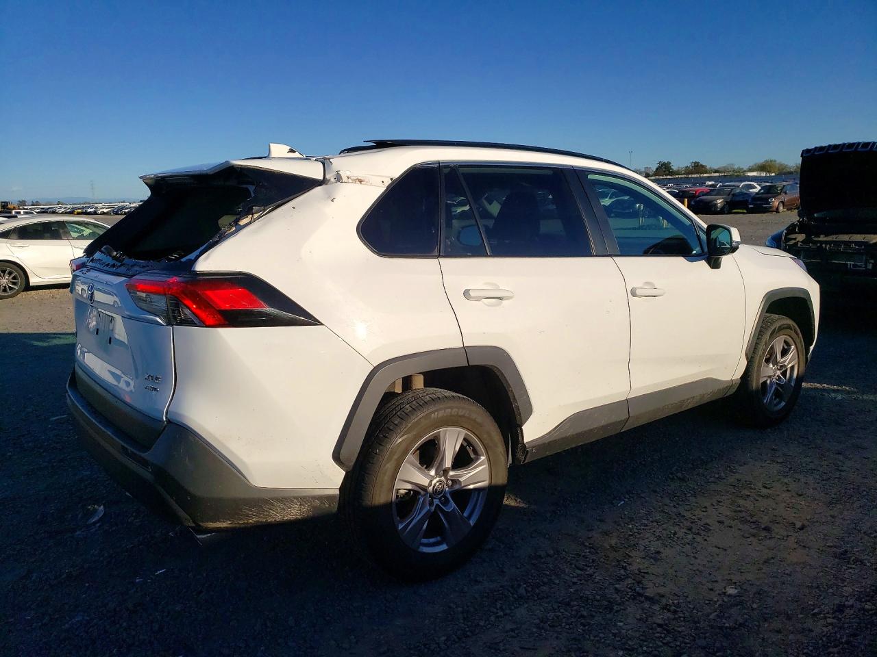 2022 TOYOTA RAV4 XLE photo 3
