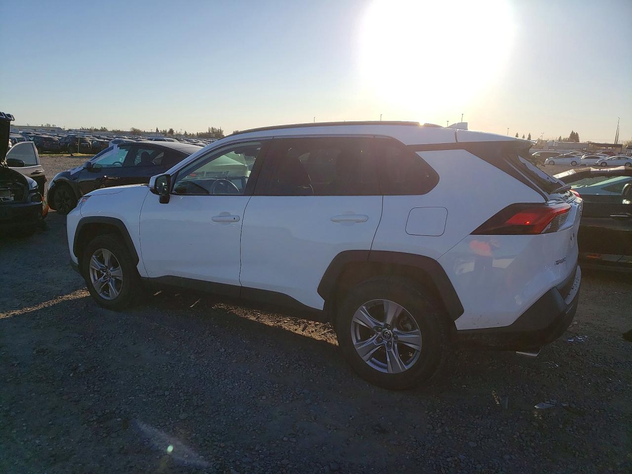 2022 TOYOTA RAV4 XLE photo 2