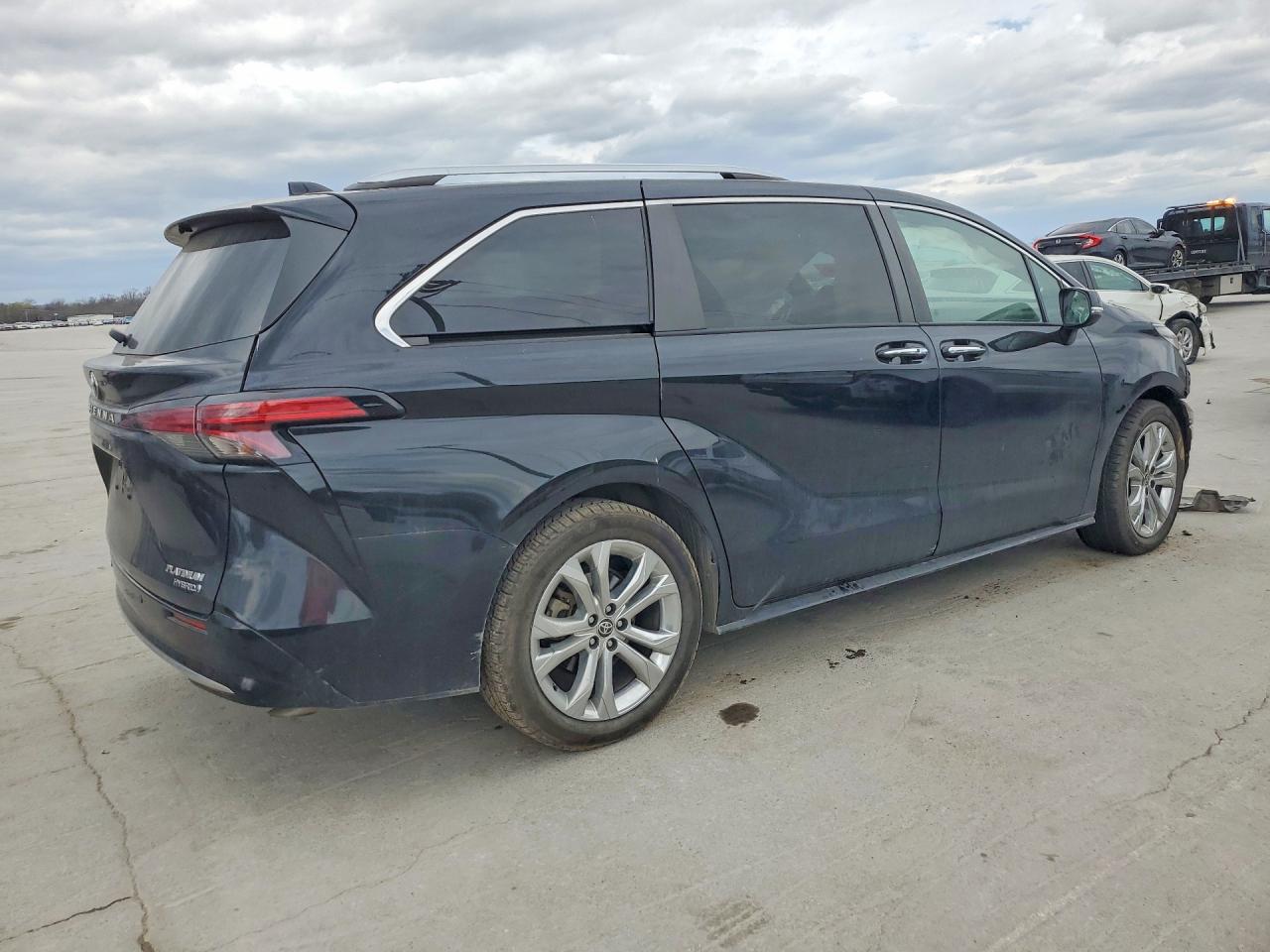 2022 TOYOTA SIENNA PLATINUM 7-PASSENGER photo 3