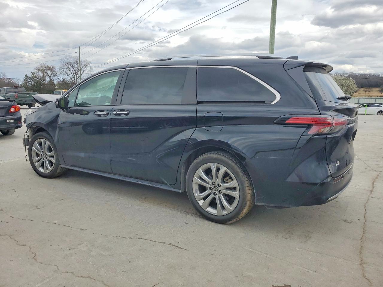 2022 TOYOTA SIENNA PLATINUM 7-PASSENGER photo 2