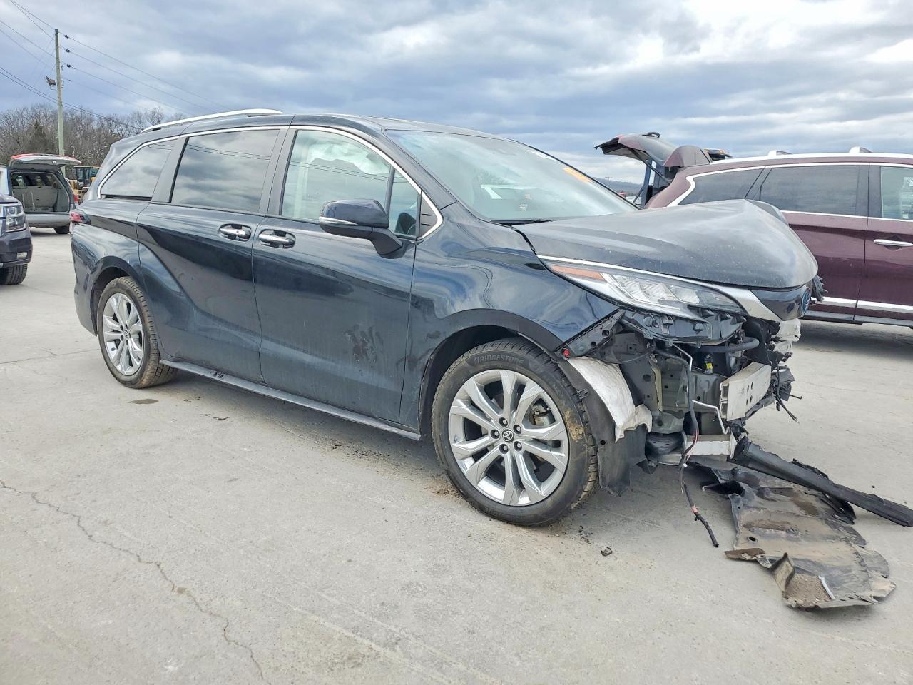 2022 TOYOTA SIENNA PLATINUM 7-PASSENGER photo 4