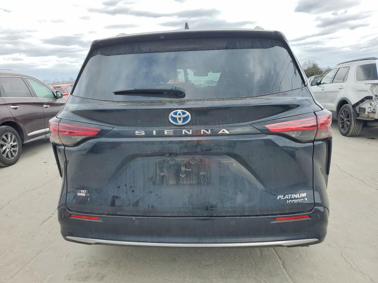2022 TOYOTA SIENNA PLATINUM 7-PASSENGER photo 6