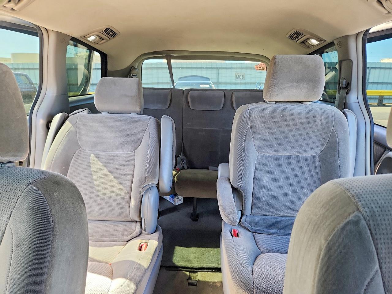 2004 TOYOTA SIENNA LE 7 PASSENGER photo 28