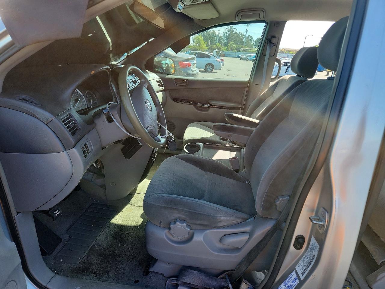 2004 TOYOTA SIENNA LE 7 PASSENGER photo 19
