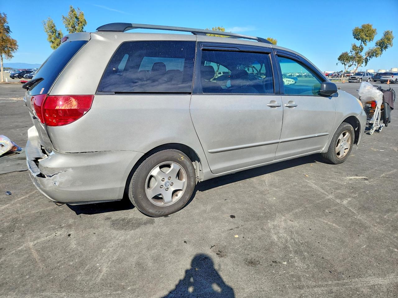 2004 TOYOTA SIENNA LE 7 PASSENGER photo 7