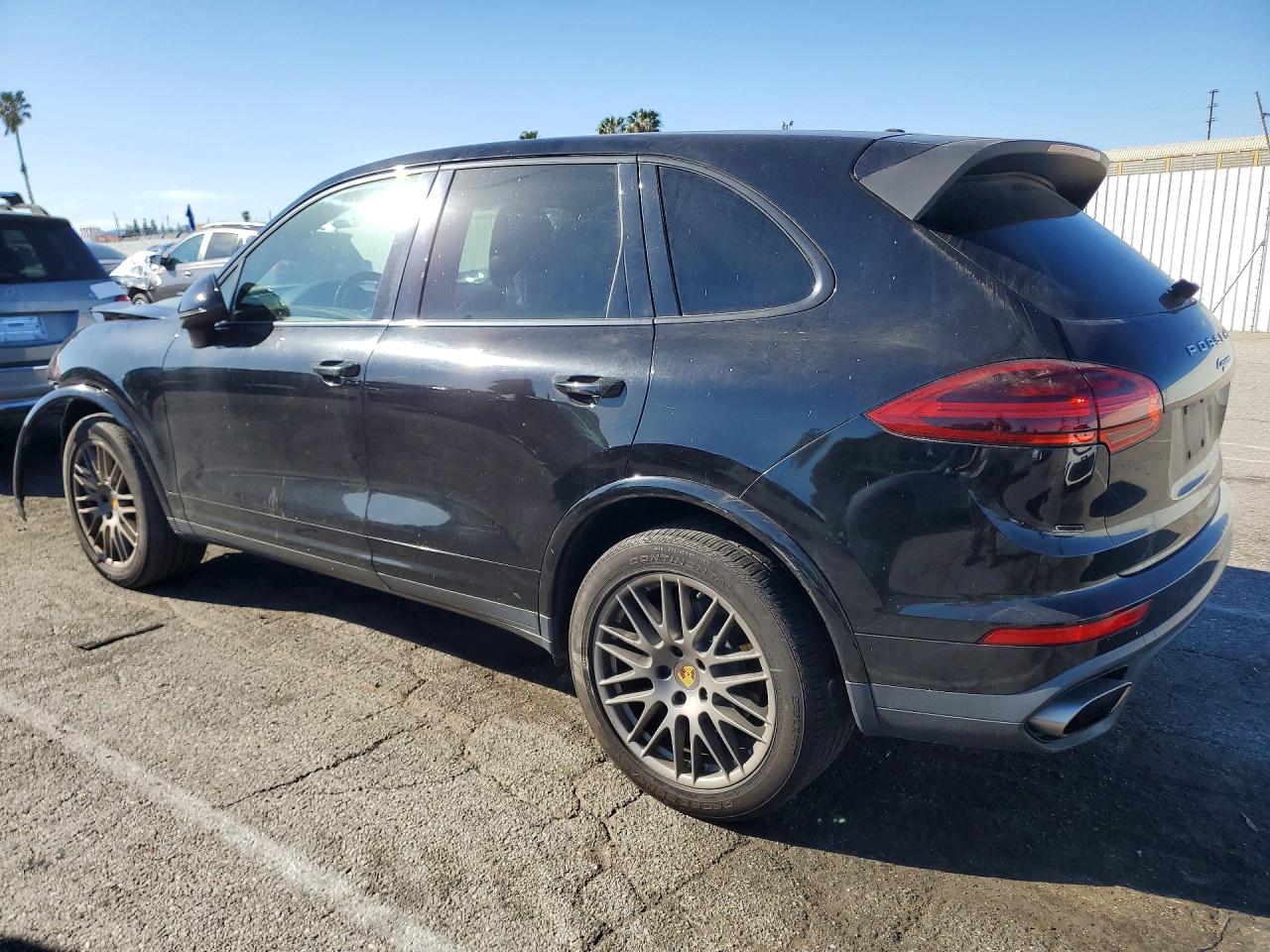 2017 PORSCHE CAYENNE photo 3