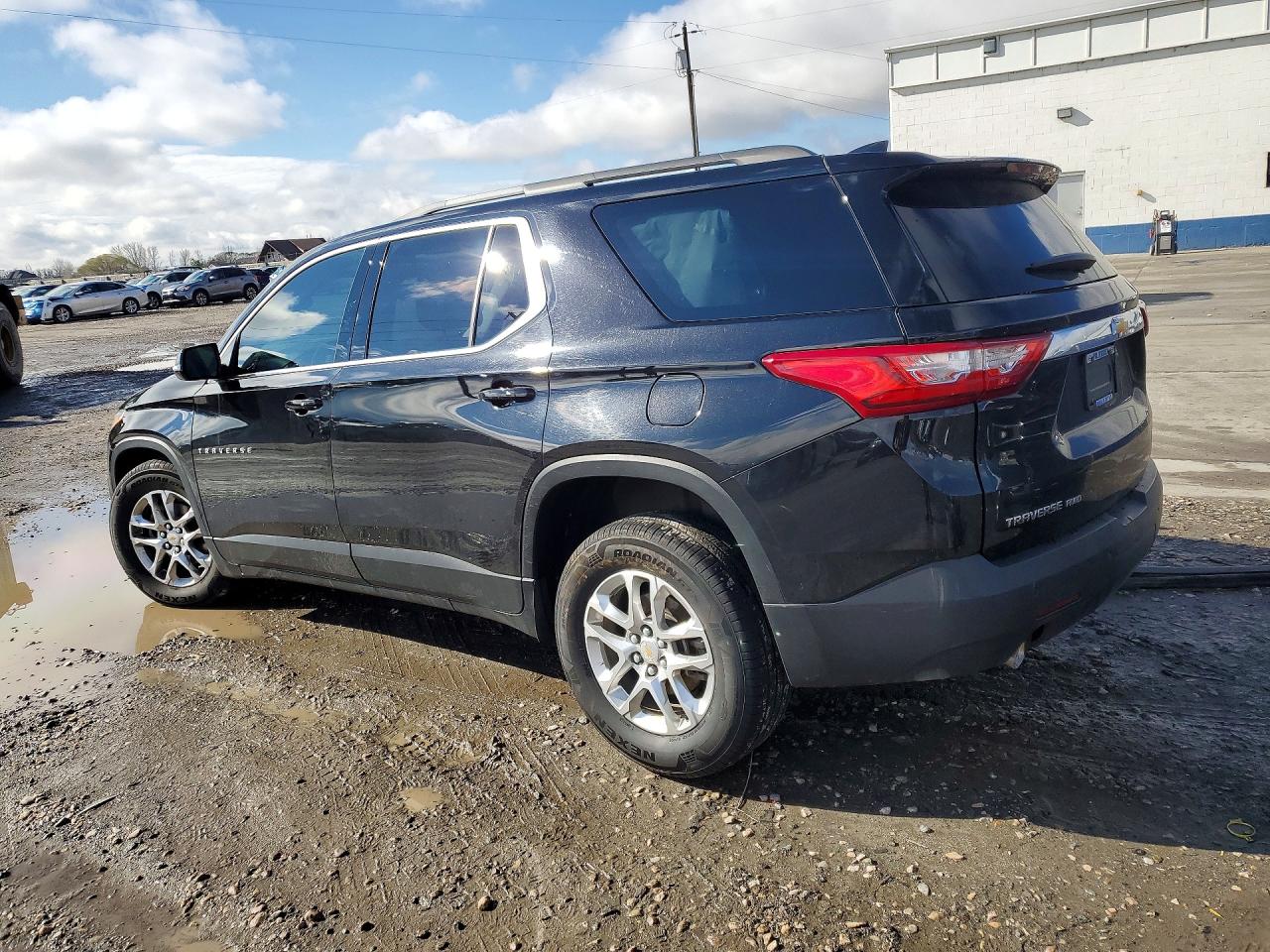 2019 CHEVROLET TRAVERSE LT photo 2