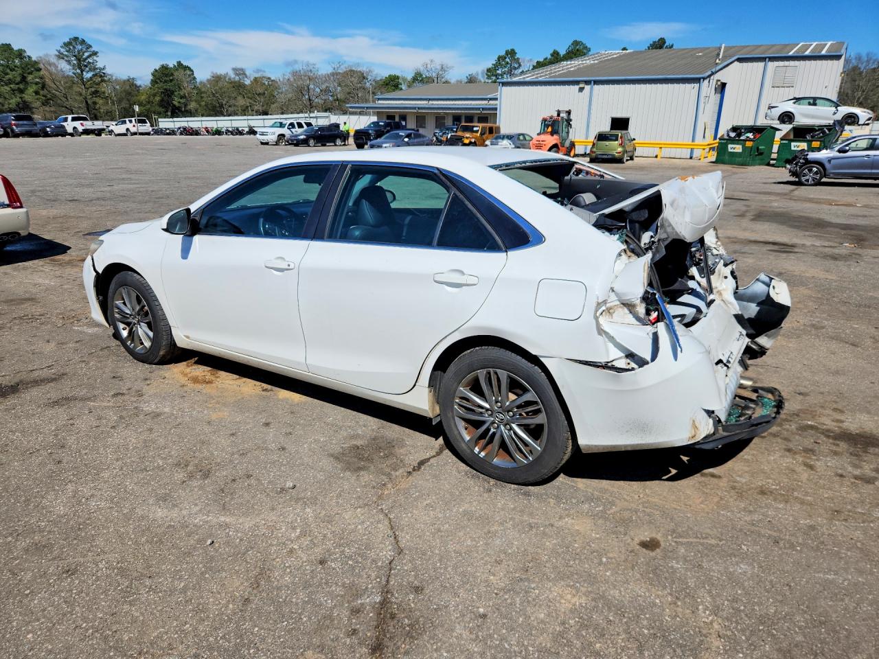 2016 TOYOTA CAMRY SE photo 3