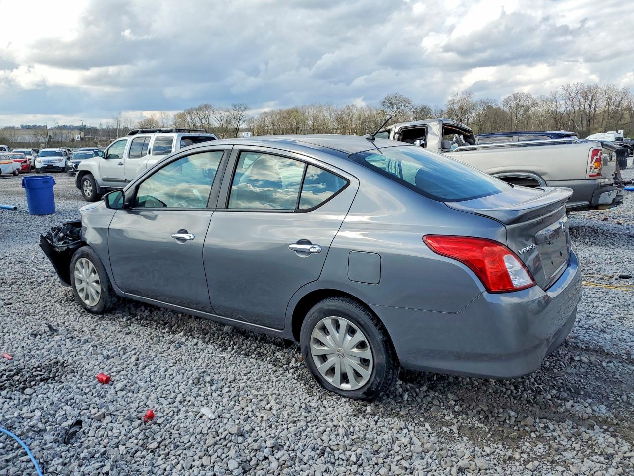 2019 NISSAN VERSA SV photo 4