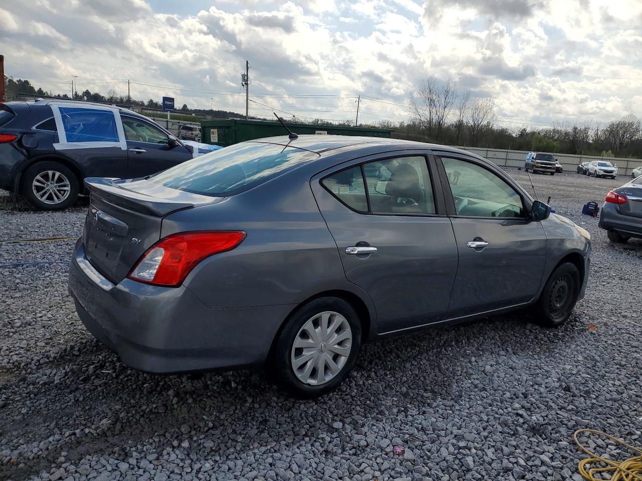 2019 NISSAN VERSA SV photo 7