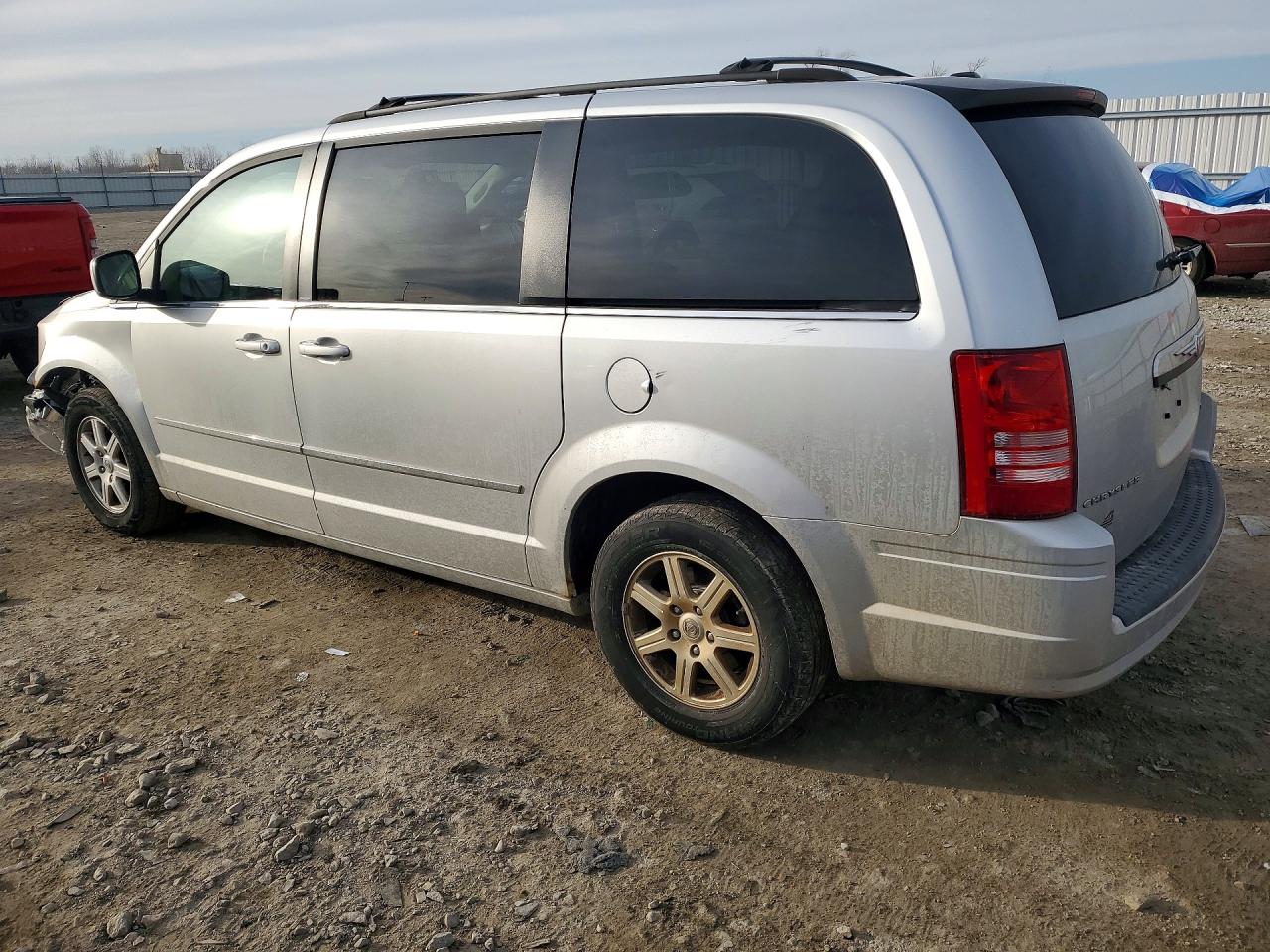 2010 CHRYSLER TOWN & COUNTRY TOURING photo 3