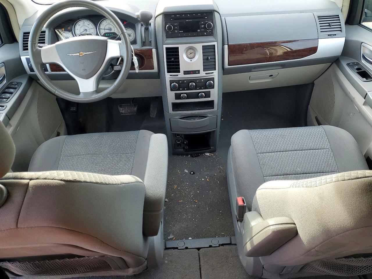 2010 CHRYSLER TOWN & COUNTRY TOURING photo 15