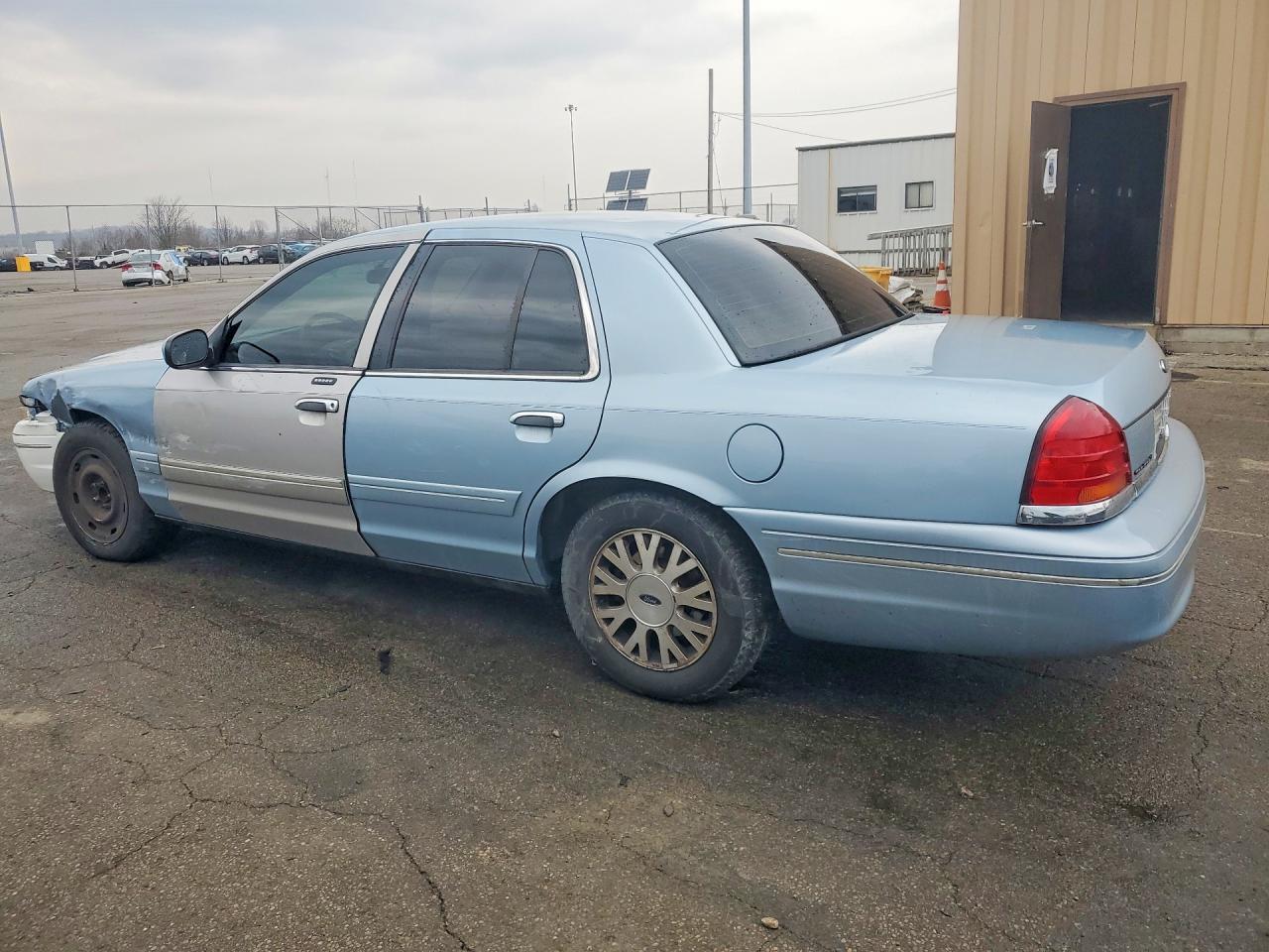 2003 FORD CROWN VICTORIA LX photo 2