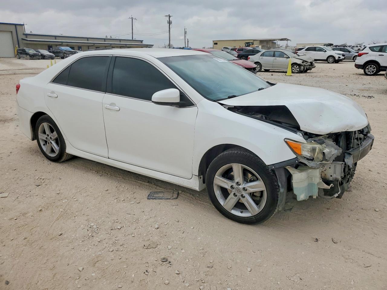 2014 TOYOTA CAMRY SE photo 4