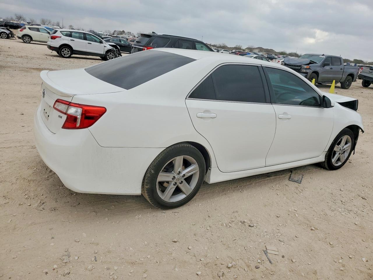 2014 TOYOTA CAMRY SE photo 3