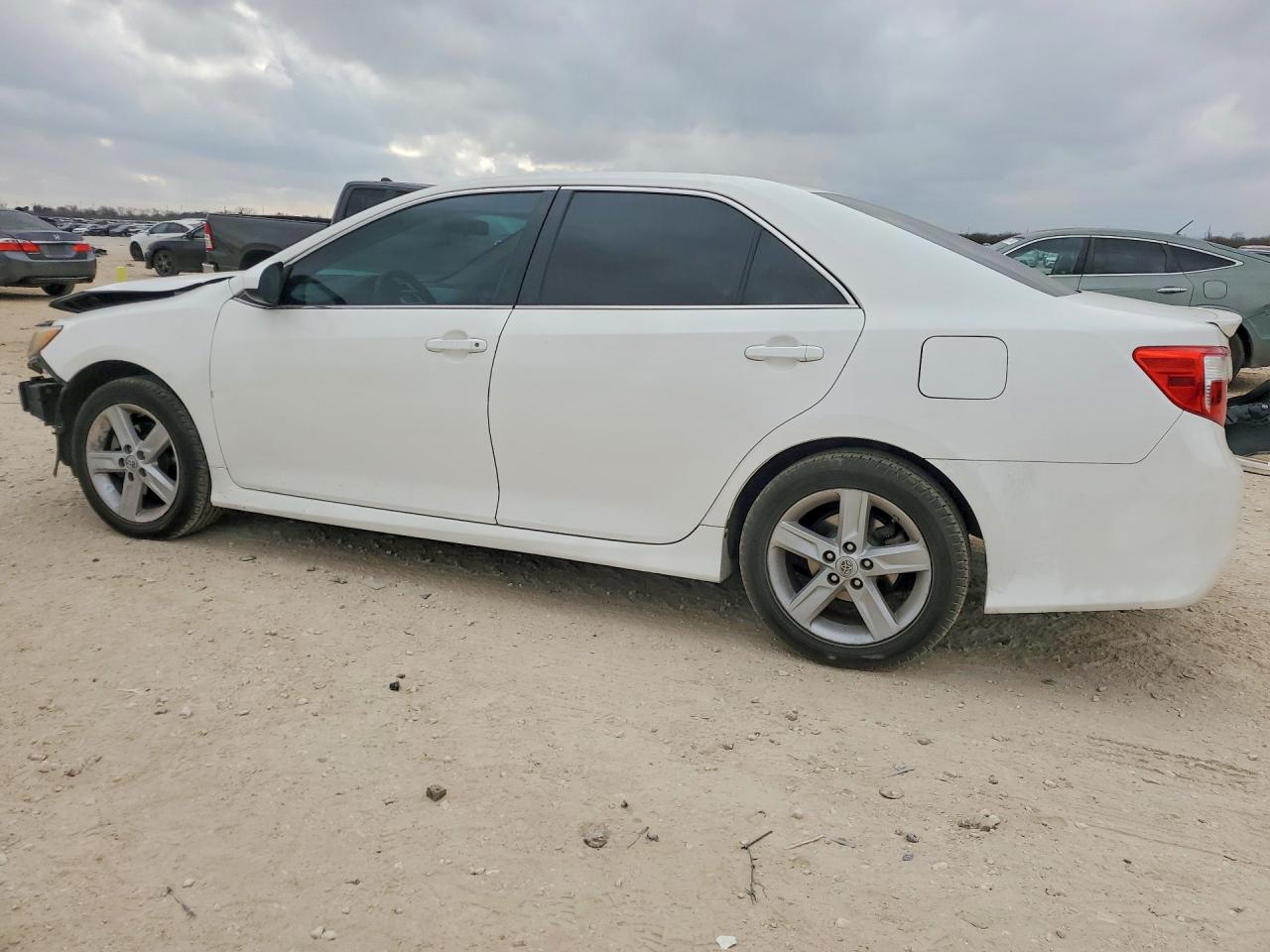2014 TOYOTA CAMRY SE photo 2