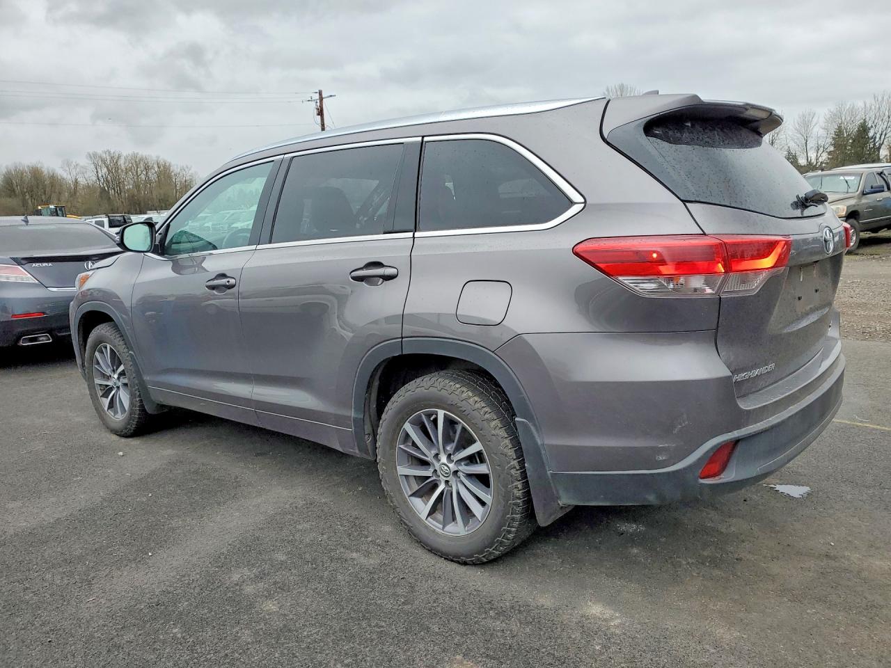 2017 TOYOTA HIGHLANDER XLE photo 3