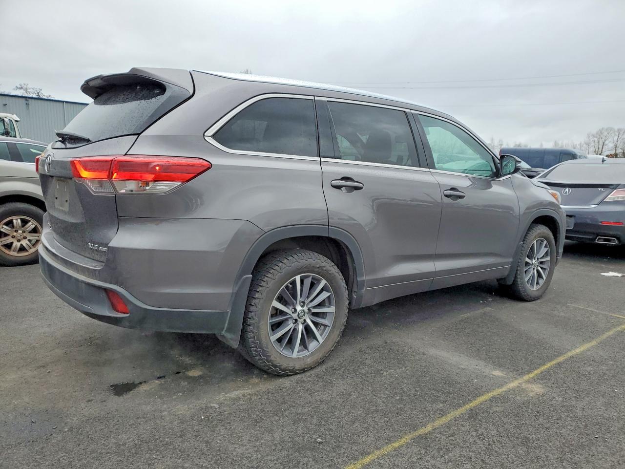 2017 TOYOTA HIGHLANDER XLE photo 5