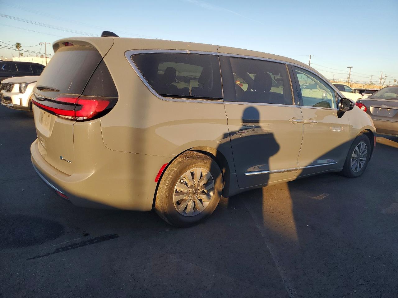 2023 CHRYSLER PACIFICA HYBRID LIMITED photo 5